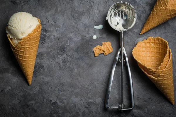 Rustik arka plan üzerinde vanilyalı dondurma