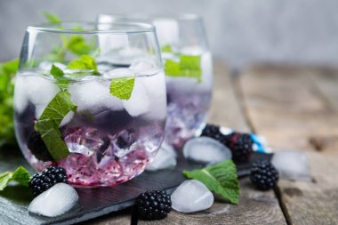 BlackBerry mojito ve malzemelerin rustik arka plan üzerine