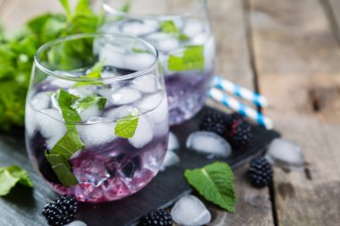 BlackBerry mojito ve malzemelerin rustik arka plan üzerine