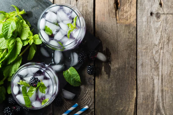 BlackBerry mojito och ingredienser på rustika bakgrund — Stockfoto