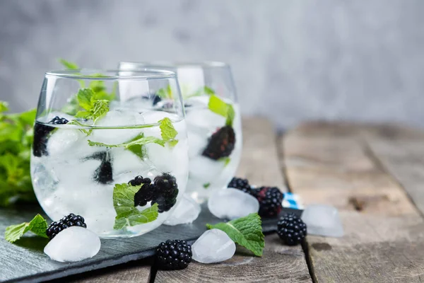 BlackBerry mojito ve malzemelerin rustik arka plan üzerine
