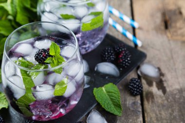 BlackBerry mojito ve malzemelerin rustik arka plan üzerine
