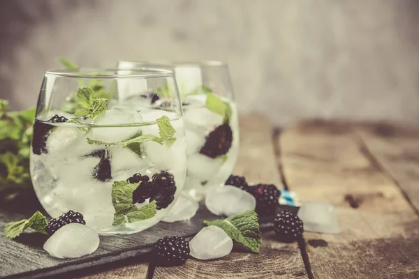 Blackberry mojito e ingredientes sobre fundo rústico — Fotografia de Stock