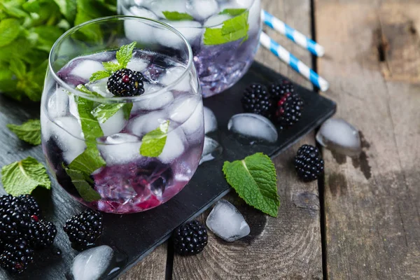 BlackBerry mojito ve malzemelerin rustik arka plan üzerine