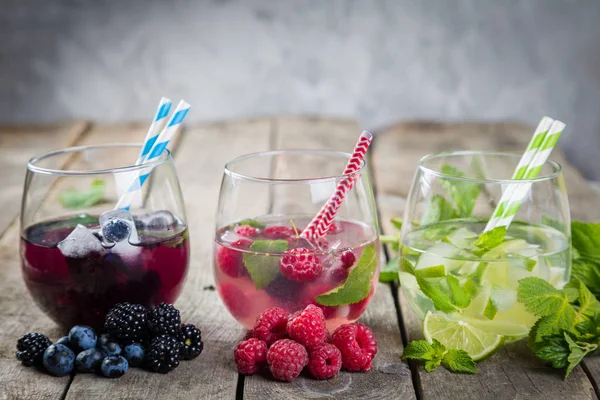 Sélection d'eaux colorées infusées dans des verres — Photo