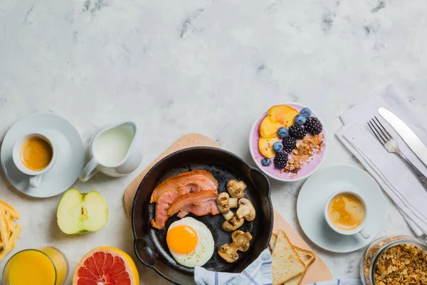Frühstück und Mittagessen - traditionelles Essen — Stockfoto