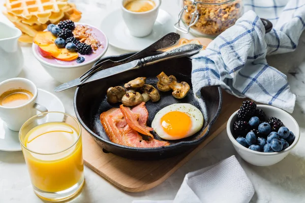 Conceito de pequeno-almoço e almoço - comida tradicional — Fotografia de Stock