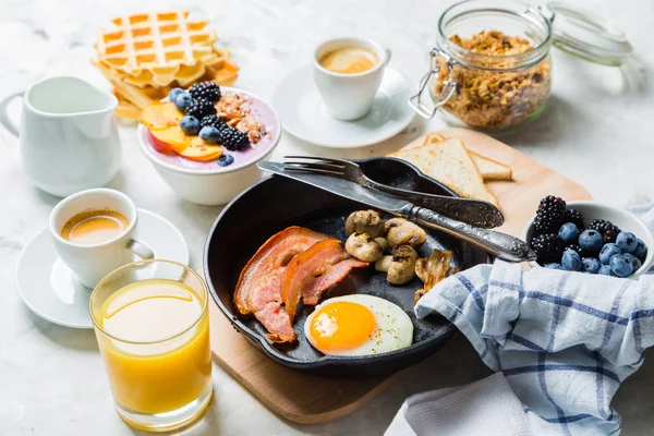 Conceito de pequeno-almoço e almoço - comida tradicional — Fotografia de Stock