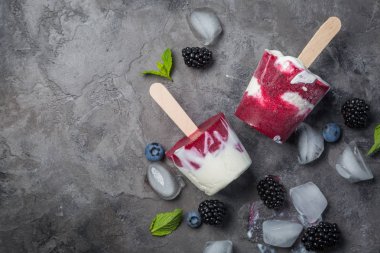 Rustik arka plan üzerinde Berry popsicles