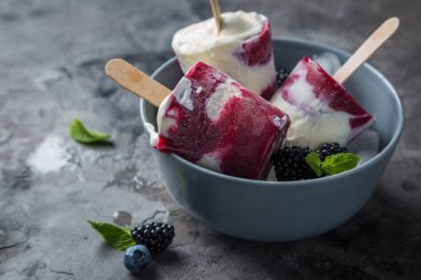 Rustik arka plan üzerinde Berry popsicles