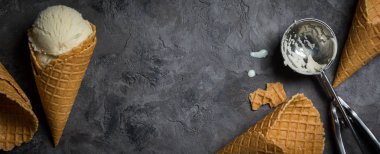 Rustik arka plan üzerinde vanilyalı dondurma