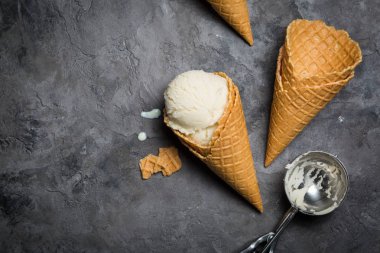 Rustik arka plan üzerinde vanilyalı dondurma