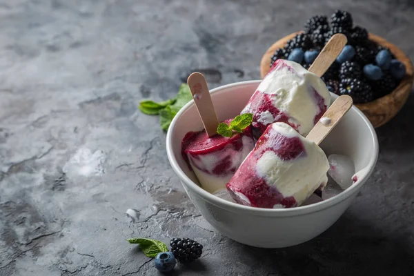 Беррі фруктове морозиво на сільському стилі тла — стокове фото