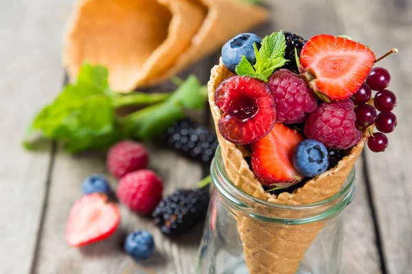アイス クリーム コーン - 健康的なデザートのコンセプトで果実の選択 — ストック写真