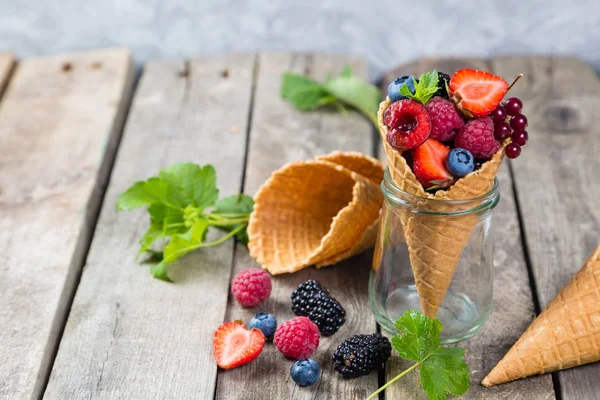 Urval av bär i glass strutar - frisk dessert koncept — Stockfoto