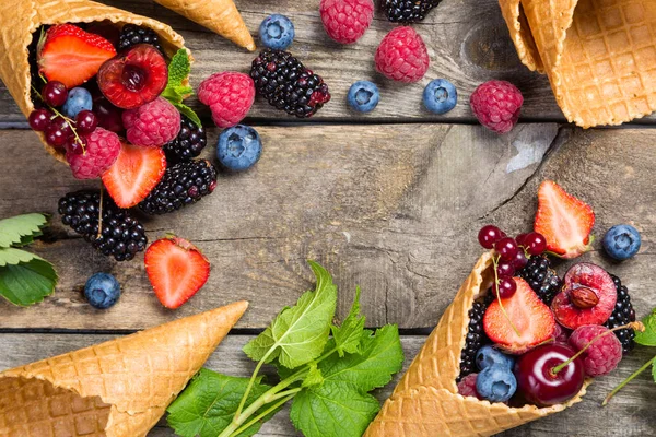 Çilek dondurma koni - sağlıklı tatlı kavramı içinde yelpazesi