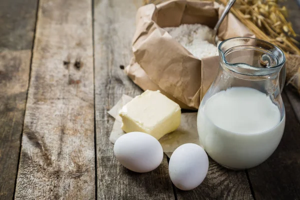 Kavram - malzemeler rustik ahşap arka plan üzerinde pişirme