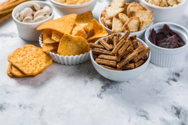 Sós sör snack fikarcnyi tálak — Stock Fotó