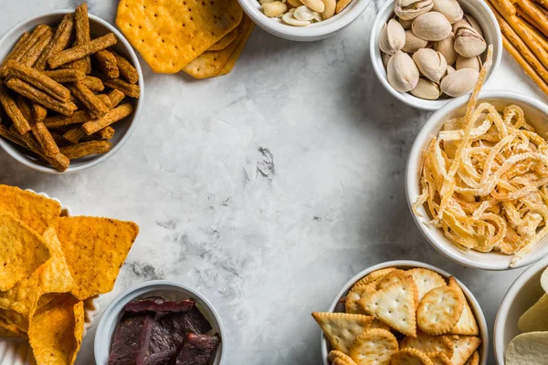 Sós sör snack fikarcnyi tálak — Stock Fotó