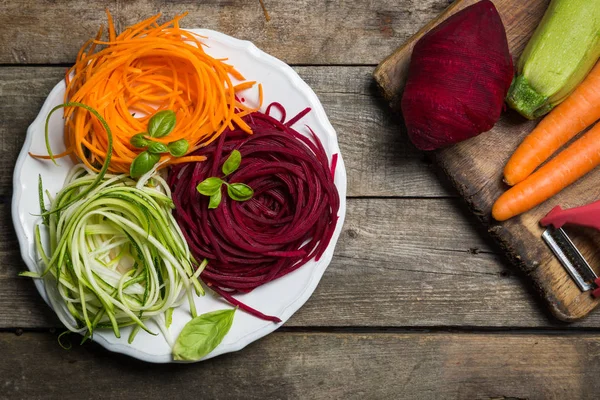 Fideos vegetales: calabacín, zanahoria y remolacha — Foto de Stock