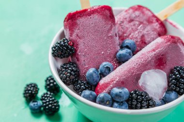 Berry dondurma rustik ahşap zemin üzerine