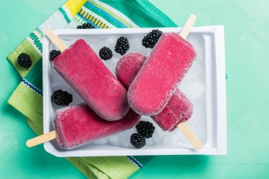 Berry dondurma rustik ahşap zemin üzerine