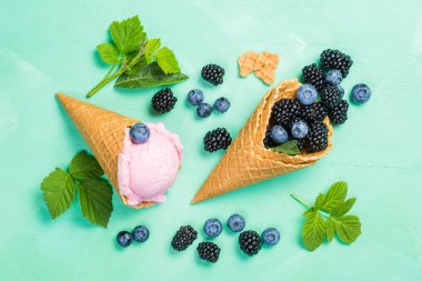 Berry dondurma rustik ahşap zemin üzerine