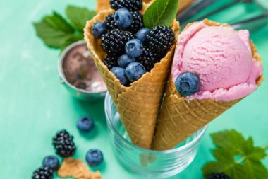 Berry dondurma rustik ahşap zemin üzerine