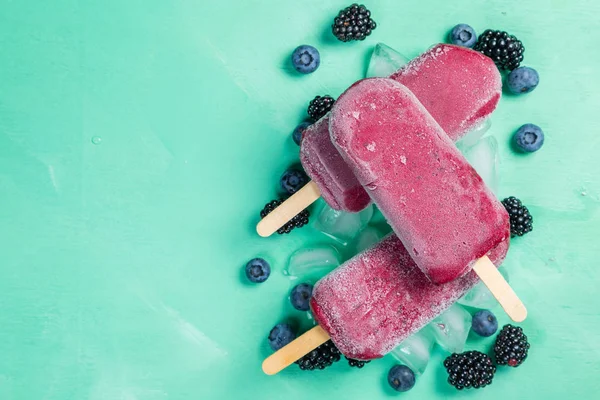 Berry dondurma rustik ahşap zemin üzerine