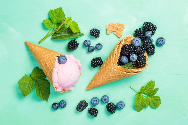 Berry dondurma rustik ahşap zemin üzerine