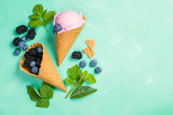 Мороженое из ягод на деревенском фоне — стоковое фото