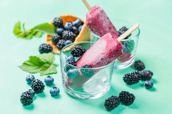 Berry dondurma rustik ahşap zemin üzerine