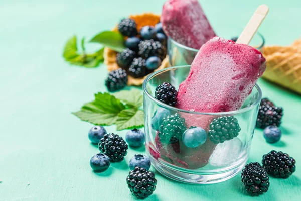 Berry dondurma rustik ahşap zemin üzerine