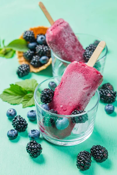 Berry dondurma rustik ahşap zemin üzerine