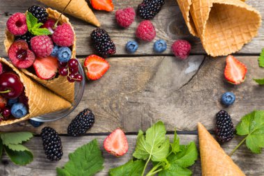 Çilek dondurma koni - sağlıklı tatlı kavramı içinde yelpazesi