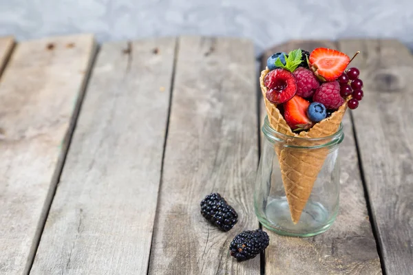 Підбір ягід у конусах морозива - концепція здорового десерту — стокове фото