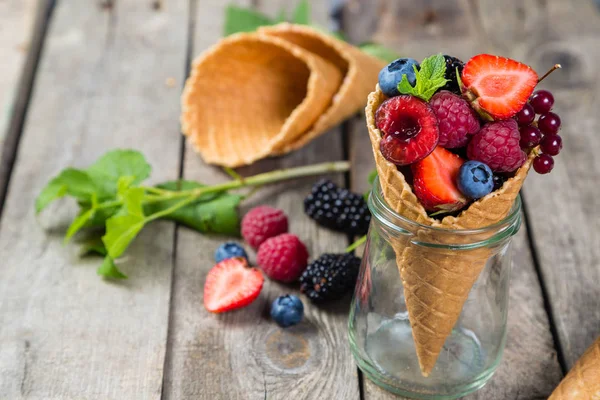 Підбір ягід у конусах морозива - концепція здорового десерту — стокове фото