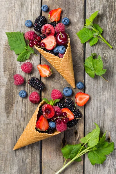 Выбор ягод в рожках мороженого - концепция здорового десерта — стоковое фото
