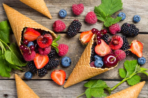 Çilek dondurma koni - sağlıklı tatlı kavramı içinde yelpazesi