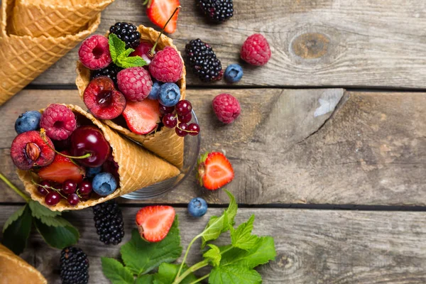 アイス クリーム コーン - 健康的なデザートのコンセプトで果実の選択 — ストック写真