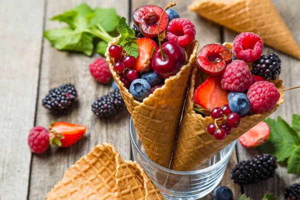Çilek dondurma koni - sağlıklı tatlı kavramı içinde yelpazesi