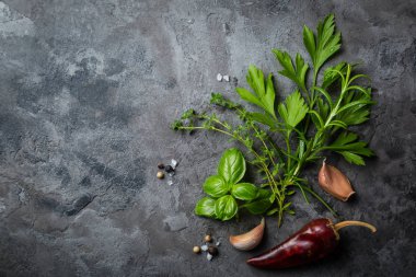 Eşyalarımız otlar ve baharatlar taş zemin üzerine