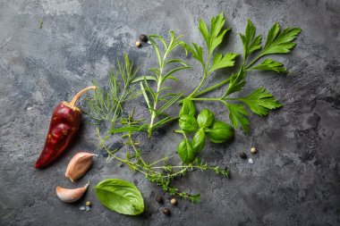 Eşyalarımız otlar ve baharatlar taş zemin üzerine