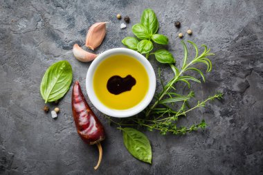 Eşyalarımız otlar ve baharatlar taş zemin üzerine