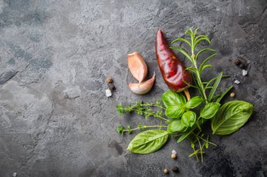 Eşyalarımız otlar ve baharatlar taş zemin üzerine