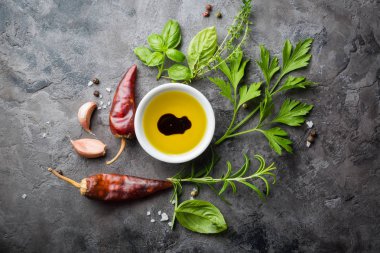 Eşyalarımız otlar ve baharatlar taş zemin üzerine