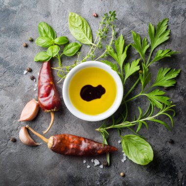 Eşyalarımız otlar ve baharatlar taş zemin üzerine