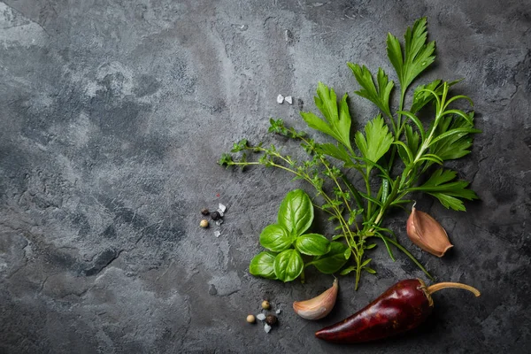 Eşyalarımız otlar ve baharatlar taş zemin üzerine