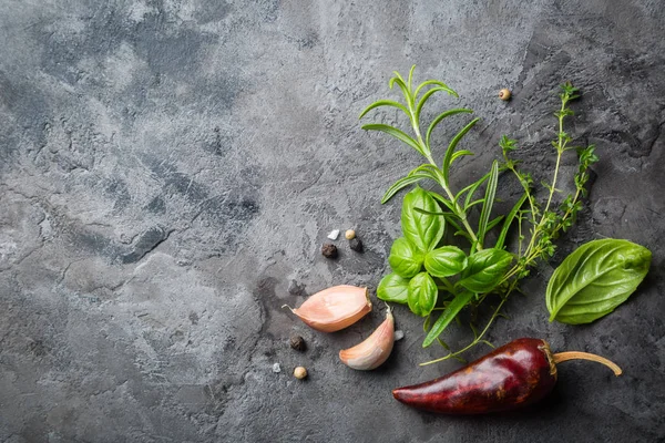 Eşyalarımız otlar ve baharatlar taş zemin üzerine