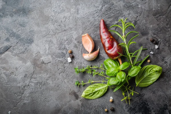 Eşyalarımız otlar ve baharatlar taş zemin üzerine